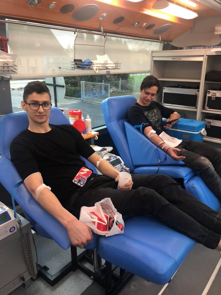Regionalne Centrum Krwiodawstwa i Krwiolecznictwa w Kaliszu. 37 uczniów oraz absolwentów naszej szkoły swoją odważną decyzją niesienia pomocy zasiliło banki krwi