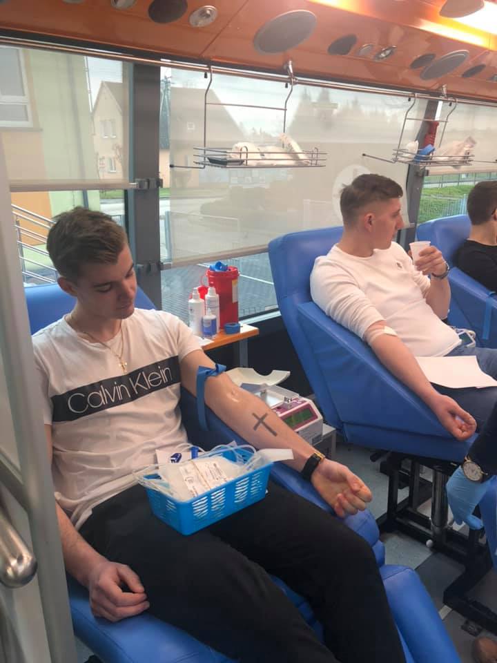 Regionalne Centrum Krwiodawstwa i Krwiolecznictwa w Kaliszu. 37 uczniów oraz absolwentów naszej szkoły swoją odważną decyzją niesienia pomocy zasiliło banki krwi