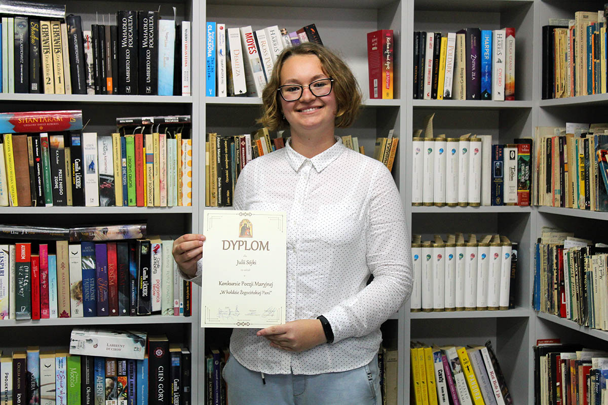 Julia Sójka z kl. III L wzięła udział w ogólnopolskim konkursie poezji Maryjnej 