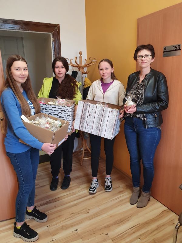 Tradycją internatu stało się składanie życzeń pracownikom i mieszkańcom DPS w Pleszewie