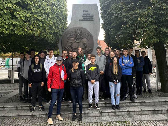 w przedpołudniowy piątek, śladami miejsc pamięci w regionie