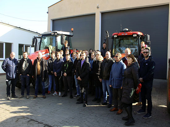 W dniu 28.02.2023r klasy IV BTa i IV BTb zwieły udział w zajęciach w Zespole Szkół CKR w Powierciu, tematem zajęć była „Agrotronika w teorii i praktyce”. Zajęcia te odbyły się w ramach Programu Współpracy pomiędzy ZS CKR w Marszewie a ZS CKR w Powierciu. Program współpracy dedykowany jest dla uczniów klas IV kierunków Technik mechanizacji rolnictwa i agrotroniki, technik urządzeń i systemów energetyki odnawialnej, technik weterynarii, technik architektury krajobrazu, technik żywienia i usług gastronomicznych. W ramach zajęć uczniowie uczestniczyli w warsztatach, które realizowane były w formie trzech bloków. Grupy kolejno brały udział w prezentacji przedstawiciela firmy GLOBTRAK, który przedstawił uniwersalny moduł RTK, następnie uczniowie montowali i uruchamiali system EZ PILOT na przygotowanym do tego zadania ciągniku, ostatnie zadanie polegało na skonfigurowaniu i uruchomieniu systemu nawigacji i wykonaniu jazdy testowej z wyznaczonymi ścieszkami. Nasza grupa miała możliwość zwiedzenia szkoły oraz nowo powstającego budynku warsztatowego z salami dydaktycznymi. Zajęcia przygotowane dla uczniów były bardzo ciekawe za co dziękujemy.