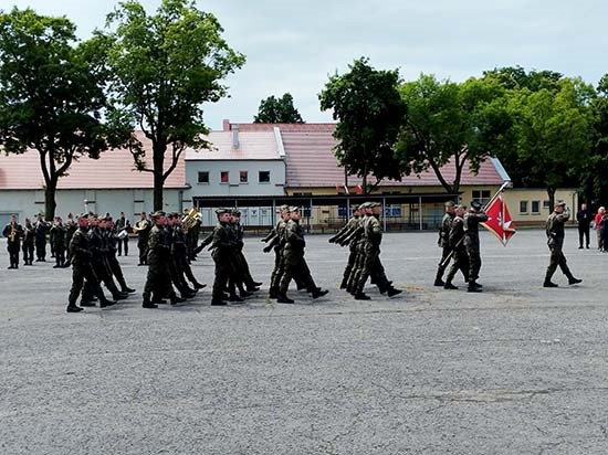 Nadanie sztandaru OHP w Pleszewie